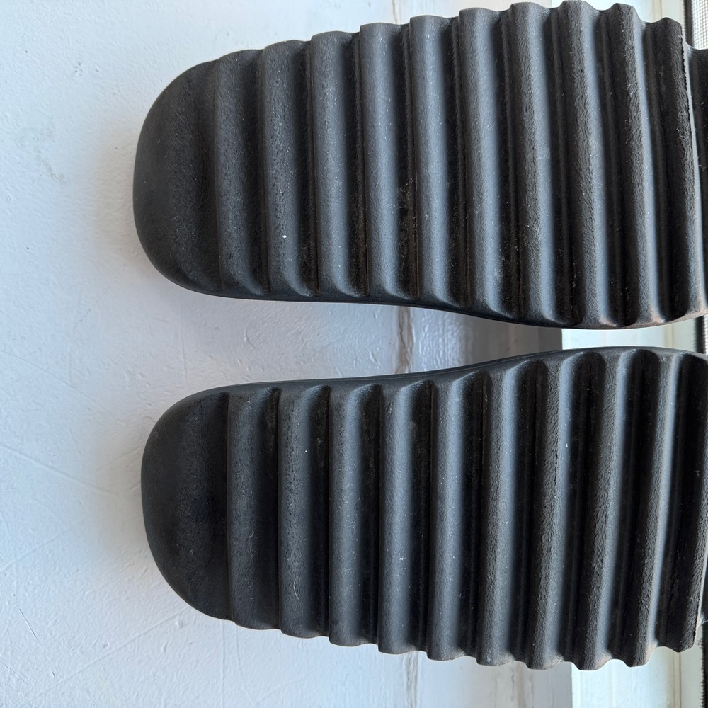 Authentic Yeezy - Picture 8 of 10